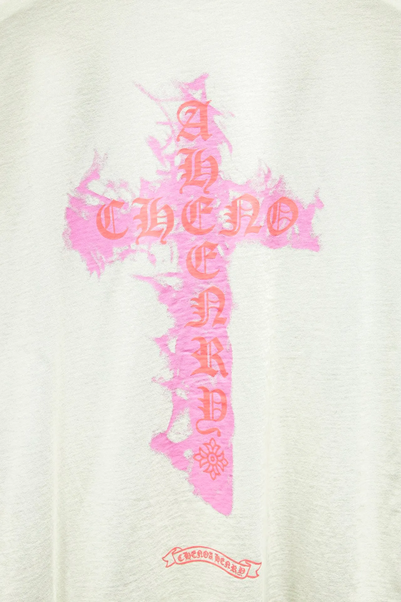 P170 Chrome hearts• ⚠YB custom-woven and dyed fabric, color, printing, version, accessories. The fabric is woven by imported machines. The uniqueness of the cloth texture creates a perfect garment effect. The fabric is made of 260-gram clean cloth with 320-gram 1*1 rib. 4-color environmentally friendly dyed fabric, and the threads are in the same cylinder without color difference.  Gradient dyeing of ready-made garments, the process of frying snowflakes in the washing water of ready-made garments, heavy distressing and whitening. Hat, collar, pockets, cuffs, front and rear threads, details of holes are clearly visible. The printing uses Japanese BROTHER white ink digital direct-to-garment printing. This model is a global limited edition. In order to present a product like a work of art, after a long period of repeated determination of details, it presents a very high-standard ready-to-wear garment. The front chest is made of direct-injection printing environmentally friendly glue material, using a mechanized printing process. Mechanical printing has high precision, the positioning accuracy can reach ±0.02mm, and the quality is stable.   The body of the garment is washed and distressed, which greatly increases the interest of the garment and creates a unique visual effect. The special washing effect creates a unique aged effect.  Croix Heart Short Sleeve must be the first short-sleeved piece in spring and summer that blurs the boundaries of unisex style. It has a classic dropped shoulder oversize version and a loose and casual upper body.  Color: Washed Gray, Washed Black Size: S M L XL